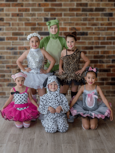 Animal group kids dance